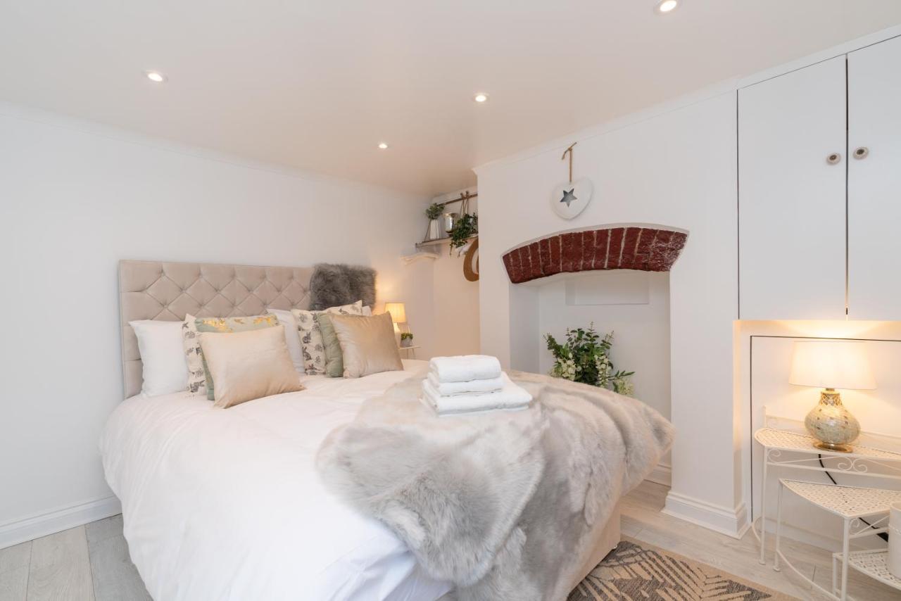 Central Apartment - With Patio And Sofa Bed! Cheltenham Extérieur photo