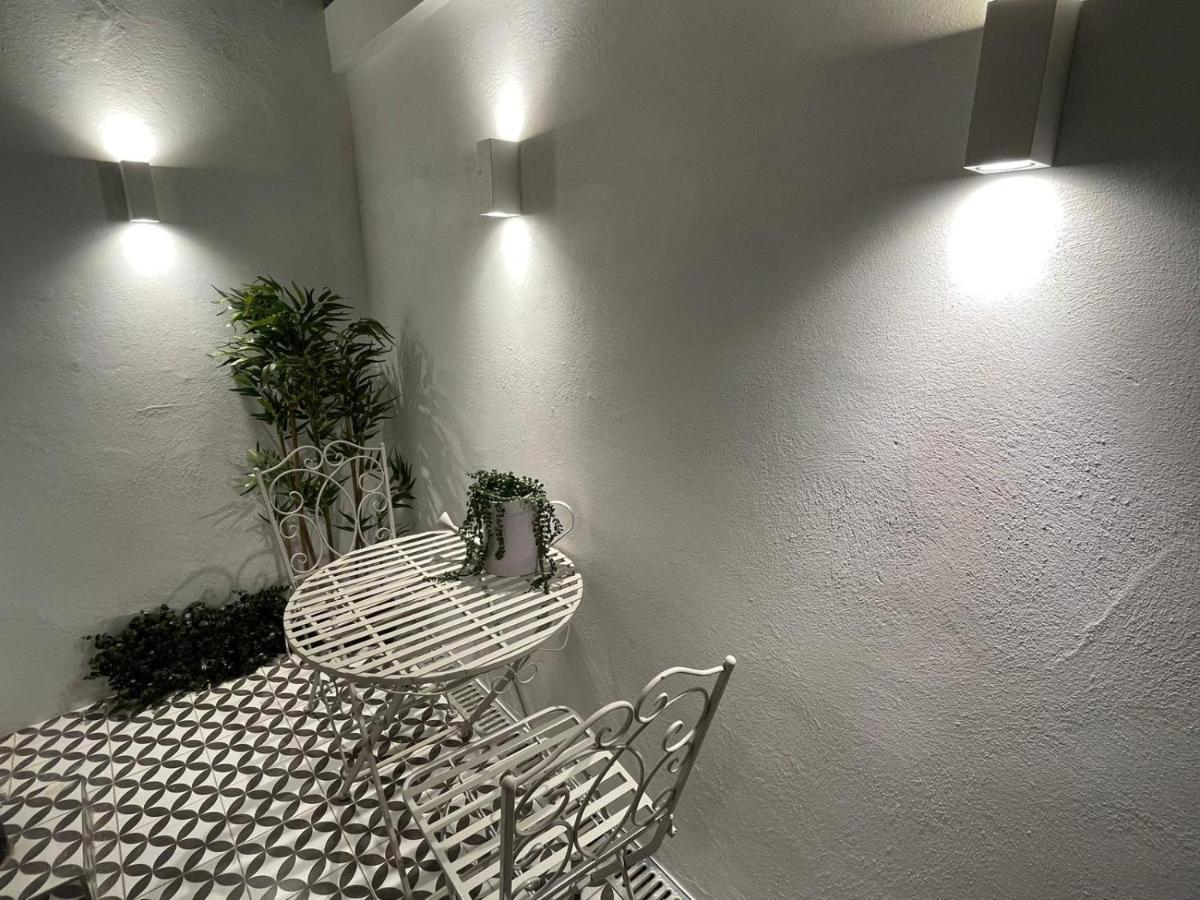 Central Apartment - With Patio And Sofa Bed! Cheltenham Extérieur photo