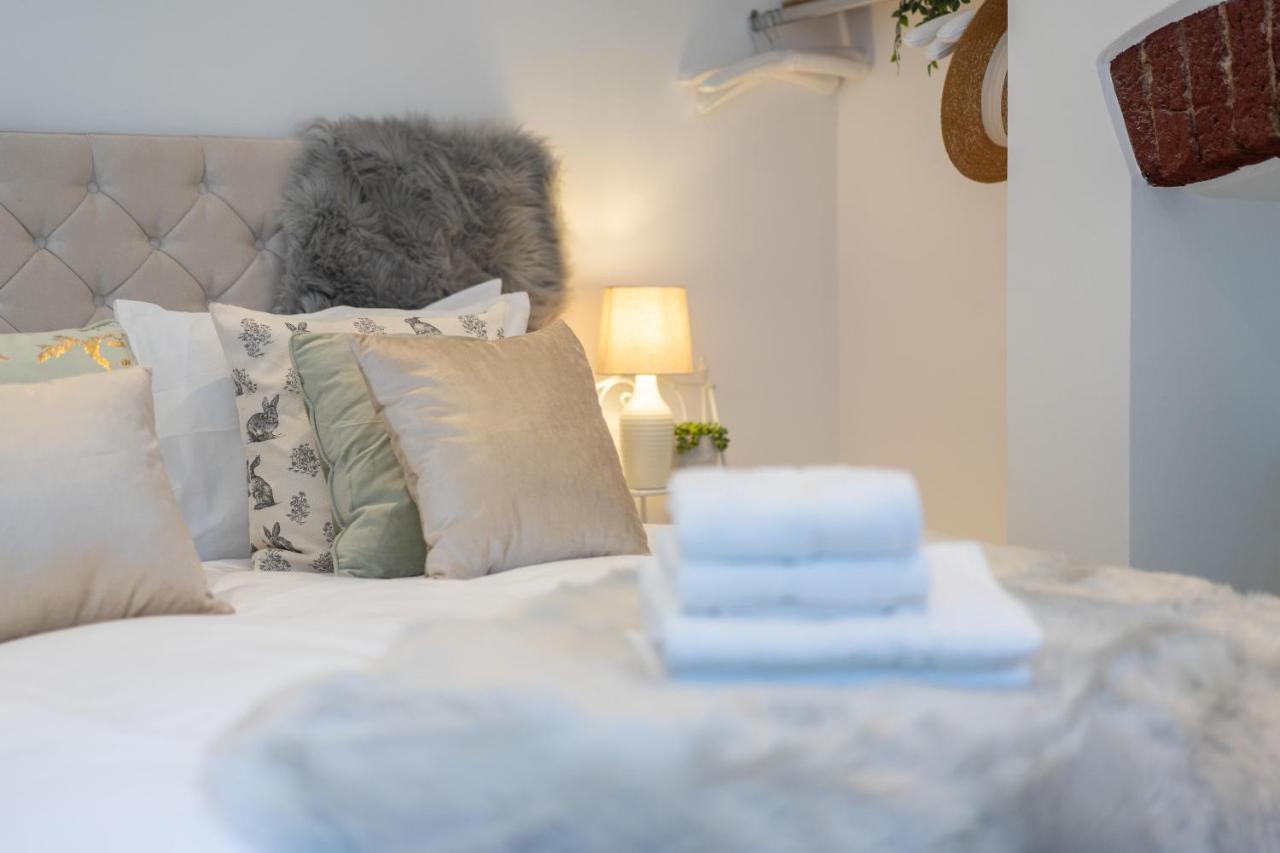 Central Apartment - With Patio And Sofa Bed! Cheltenham Extérieur photo